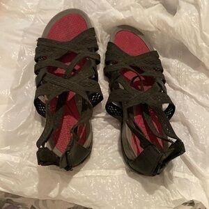 Bare traps Sunya Size 6M Strappy Sandals Black With Pink Soles